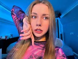-VikkiL0vesCheese- loves cam to cam sex with beautiful cam girls for 1 on 1 sex cam fun.