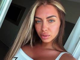 Get with EmmaEmber for hot cam to cam sex with a stunning babe.
