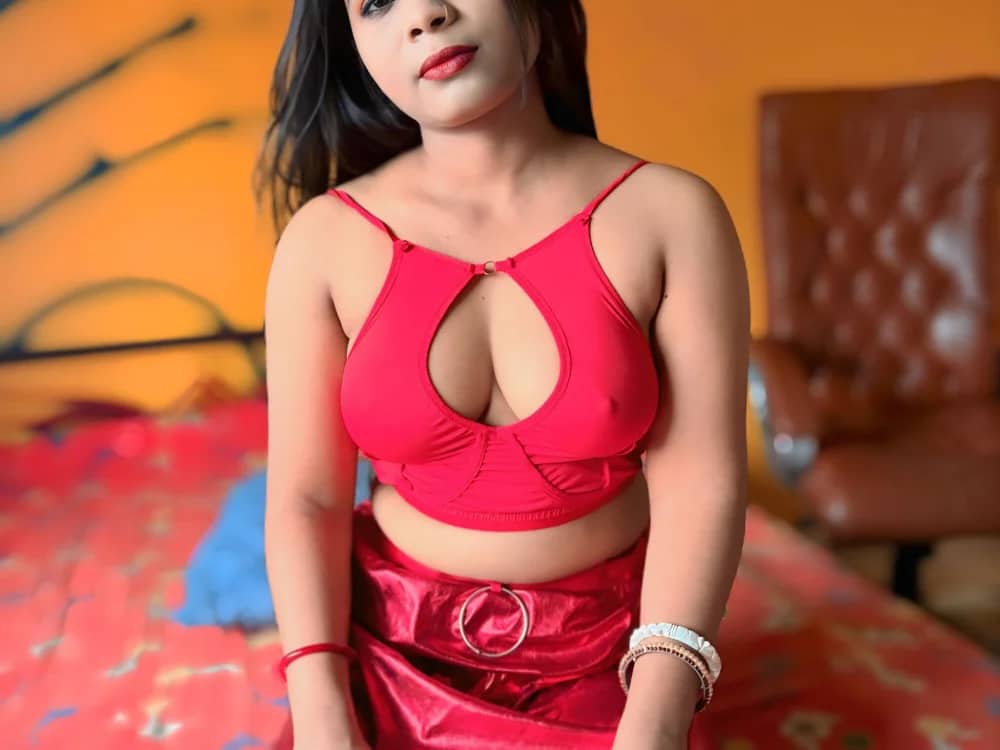 Get some 1 on 1 sex cam fun with cam girl RedQQueen and her charm.