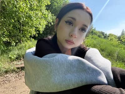 Get into cam to cam sex with pussechka, a hot cam performer.