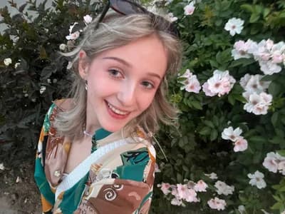 Engage in 1 on 1 sex with LeaMiln, a stunning new blondes girl.