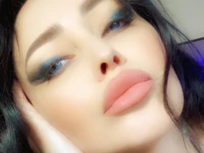 Get with NaomiBlack35 for hot moments with a beautiful cam model.