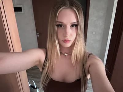 Get into cam to cam sex with YelledBlink, a hot cam performer.